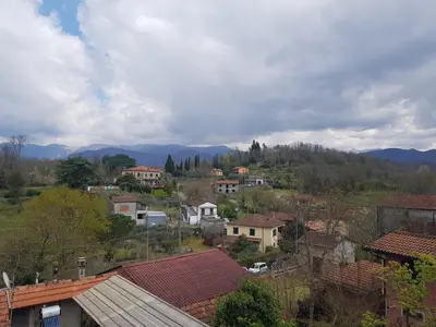 Vista generica sulle montagne o vista sulle montagne dall'interno della casa vacanze