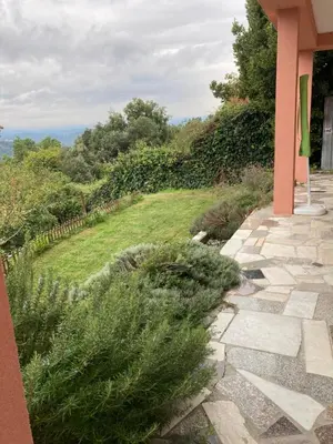 Giardino di La casa nel verde con piscina