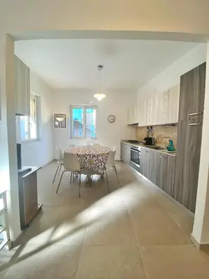 Cucina o angolo cottura di COMFORTABLE SEA HOLIDAYS AND WALKS