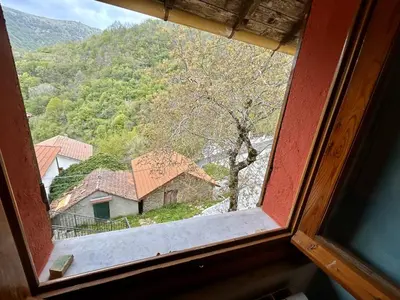 Vista generica sulle montagne o vista sulle montagne dall'interno del bed & breakfast