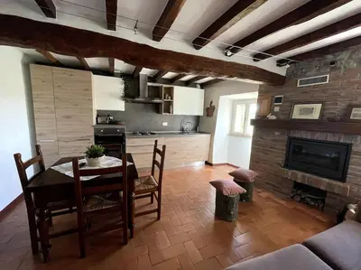 Cucina o angolo cottura di Alloggio con camino nel borgo del castello