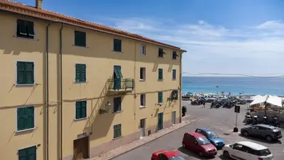 Vista generica sul mare o vista sul mare dall'interno dell'appartamento