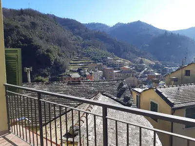 Vista generica sulle montagne o vista sulle montagne dall'interno della casa vacanze