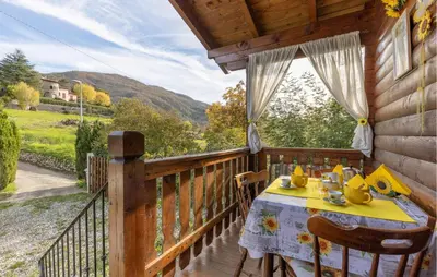 Vista generica sulle montagne o vista sulle montagne dall'interno della casa vacanze