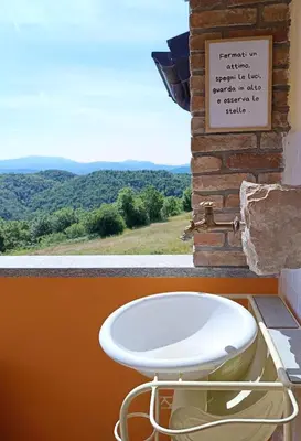 Vista generica sulle montagne o vista sulle montagne dall'interno dell'appartamento