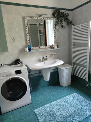 Bagno di La casa tra verde e mare