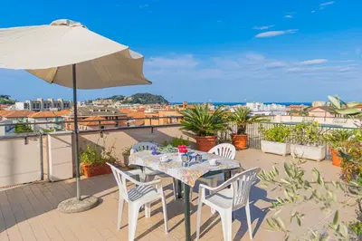 Vista generica sul mare o vista sul mare dall'interno dell'appartamento