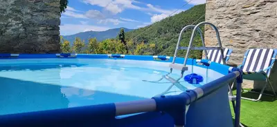 Vista generica sulle montagne o vista sulle montagne dall'interno della casa vacanze