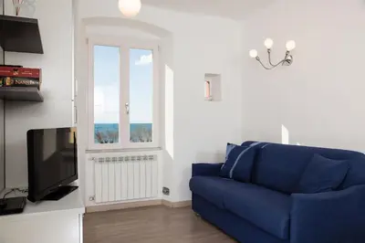 TV o dispositivi per l'intrattenimento presso Casa Borgo Ponente, affacciata sul mare