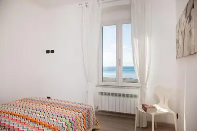Letto o letti in una camera di Casa Borgo Ponente, affacciata sul mare
