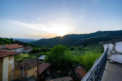 Vista generica sulle montagne o vista sulle montagne dall'interno dell'appartamento