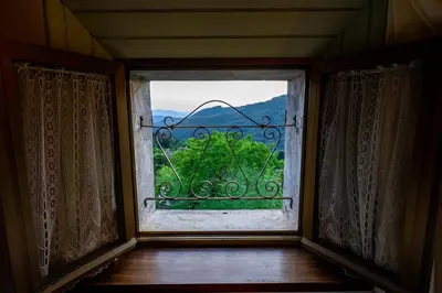 Vista generica sulle montagne o vista sulle montagne dall'interno dell'appartamento