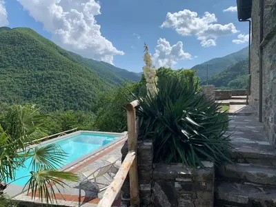 Vista generica sulle montagne o vista sulle montagne dall'interno della casa vacanze