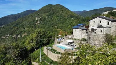Vista generica sulle montagne o vista sulle montagne dall'interno della casa vacanze