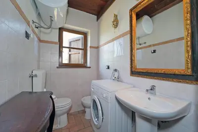 Bagno di Villa Le Due Lune 6 Pax by VILLASRETREATS