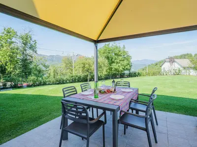 Vista generica sulle montagne o vista sulle montagne dall'interno della casa vacanze