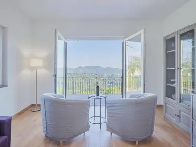 Vista generica sulle montagne o vista sulle montagne dall'interno della casa vacanze