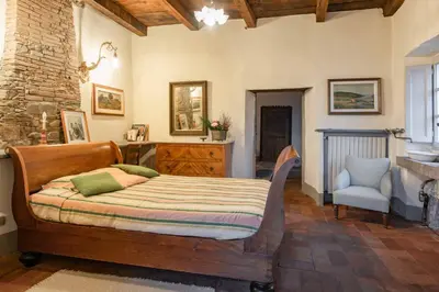Area soggiorno di GuestHost - Sillicagnana Castle Villa with Swimming Pool!