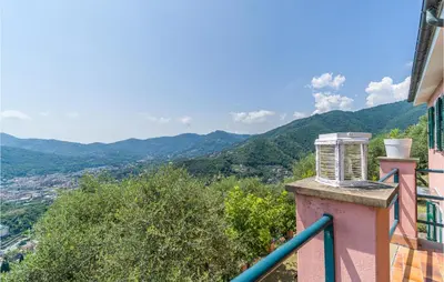 Vista generica sulle montagne o vista sulle montagne dall'interno della casa vacanze